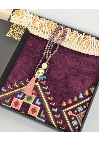 Hediyelik Seccade Tesbih Seti Kilim Desenli Kadife Astarlı Seccade, Kristal Tesbih Ve Özel Kutulu Lüks Hediye Seti Mor Hediyelik Seccade Tesbih Seti Kilim Desenli Kadife Astarlı Seccade, Kristal Tesbih Ve Özel Kutulu Lüks Hediye Seti Mor