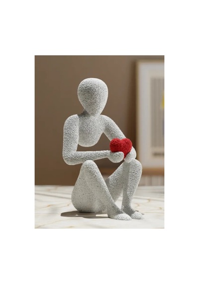 Kalp Tutan Kadın Figürü 13 Cm