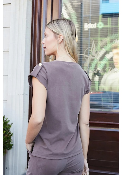 Jument Kadın Modal İpeksi Likralı Kumaş V Yaka Duble Kollu Apoletli Yanları Yırtmaçlı T-shirt Bluz-kahve Kahve Jument Kadın Modal İpeksi Likralı Kumaş V Yaka Duble Kollu Apoletli Yanları Yırtmaçlı T-shirt Bluz-kahve Kahve