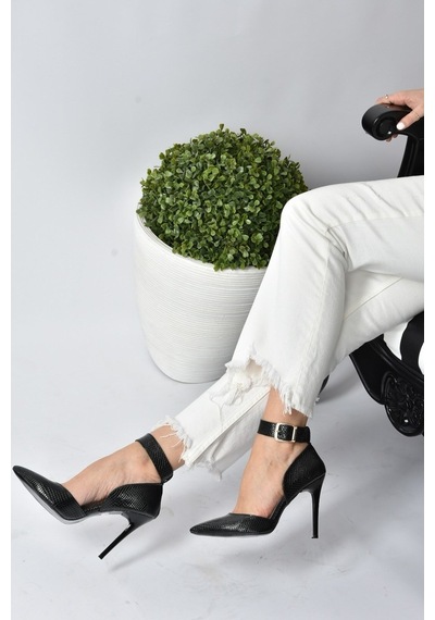 Fox Shoes Siyah Yılan Baskı Kadın Topuklu Ayakkabı K654073307