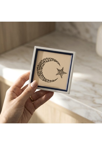 Özel Hilal Tasarımlı Kelime-i Tevhid Objesi, Modern Dekorasyon İçin Şık Masaüstü Aksesuarı 10x10 Cm