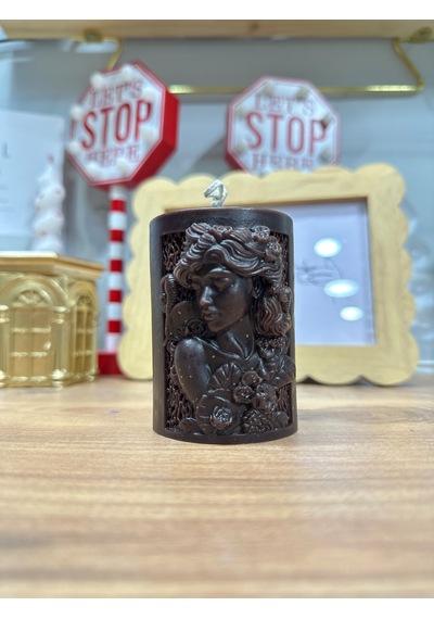 Kadın Figürlü Dekoratif Kabartma Mum - Boy :8cm - Çap: 5cm - Salon Ve Hediye Dekoru Kahverengi