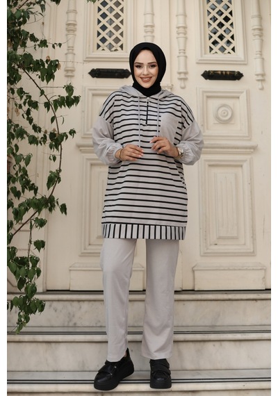 Genel Markalar Moda Efsa Tesettür Giyim Kapüşonlu Ve Önü Yarım Fermuarlı Çizgili 2 İplik Pantalon İle Tunik Takım Gri Gri Genel Markalar Moda Efsa Tesettür Giyim Kapüşonlu Ve Önü Yarım Fermuarlı Çizgili 2 İplik Pantalon İle Tunik Takım Gri Gri