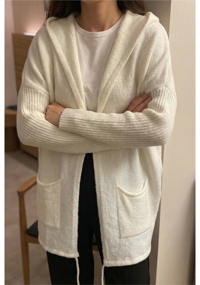 Femelle Beyaz Kapüşonlu Yarasa Kol Oversize Triko Hırka Çift Cepli Standart Beden 48 Bedene Kadar Uyumlu Femelle Beyaz Kapüşonlu Yarasa Kol Oversize Triko Hırka Çift Cepli Standart Beden 48 Bedene Kadar Uyumlu