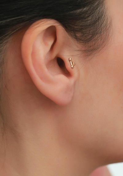 14 Ayar Altın Beyaz Taşlı Üçgen Tragus Piercing Sarı