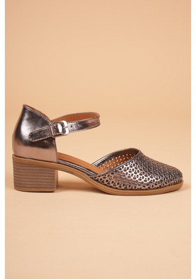 Analin Shoes Kadın Hakiki Deri Burnu Kapalı Delikli Sandalet Platin