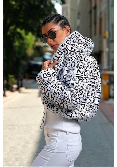 Keyifli Moda Kadın Beyaz Siyah Yazılı Dik Yaka Kısa Şişme Mont