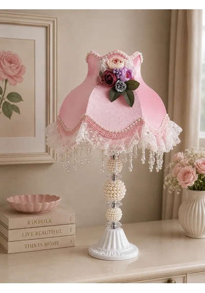 Pembe Kadife Kaplı Çiçek Dekorlu Başlık İncili Beyaz Ayaklı Klasik Prenses Model Abajur 55x25cm