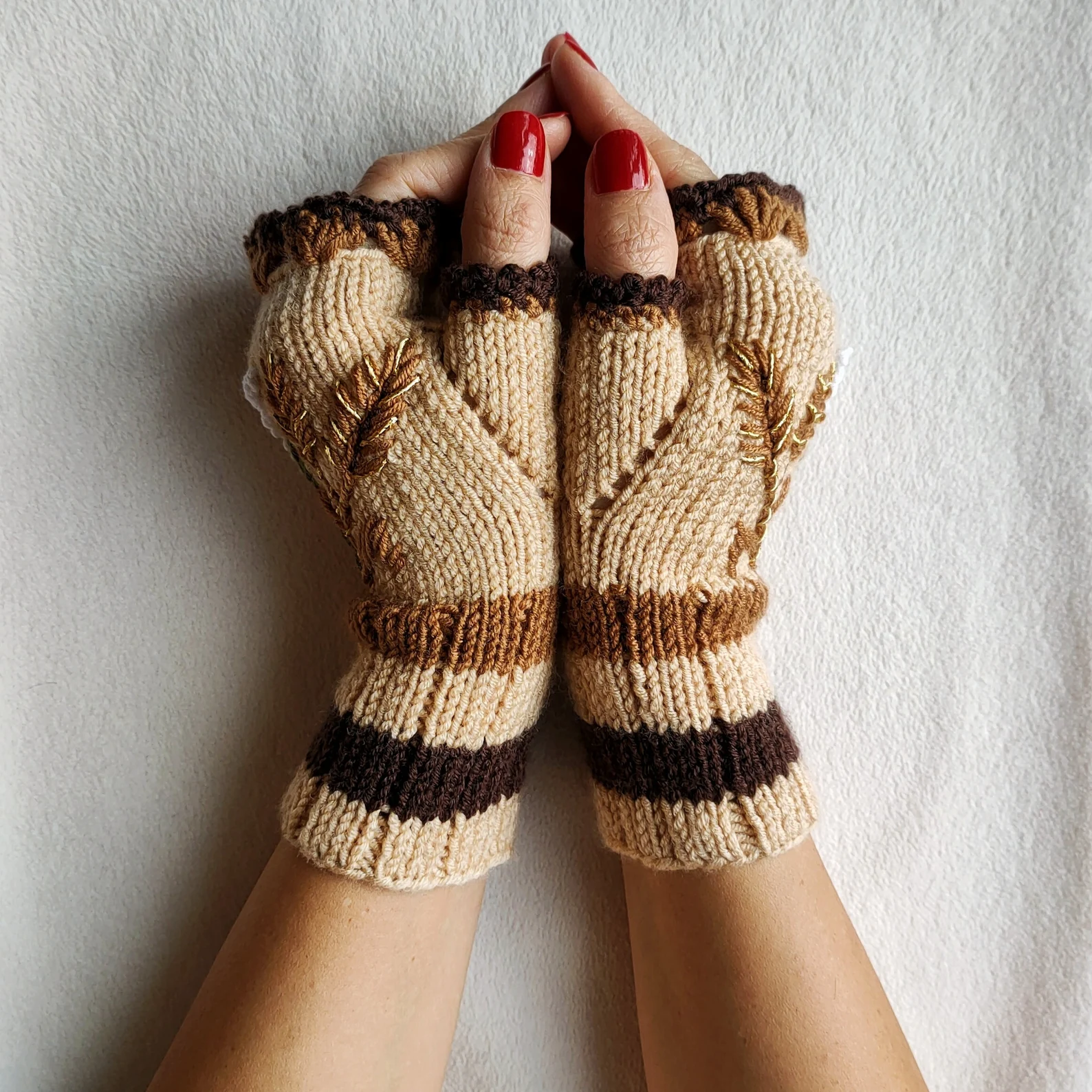 Newdaycraft El Örgüsü Vintage Ilhamli Cicek Ve Basak Nakisli Parmaksiz Eldiven Bej - Krem Newdaycraft El Örgüsü Vintage Ilhamli Cicek Ve Basak Nakisli Parmaksiz Eldiven Bej - Krem