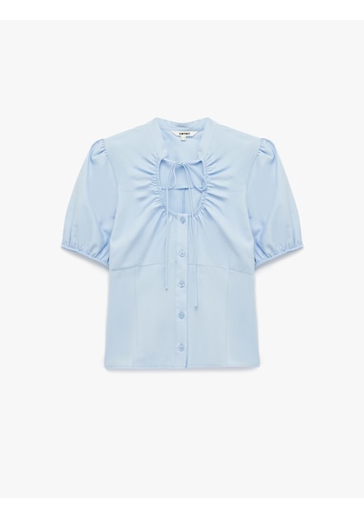 Koton Koton X Sibil Çetinkaya - Pamuklu Slim Fit Kısa Kollu Büzgülü Yaka Poplin Gömlek Mavi 6sak60439uw Koton Koton X Sibil Çetinkaya - Pamuklu Slim Fit Kısa Kollu Büzgülü Yaka Poplin Gömlek Mavi 6sak60439uw