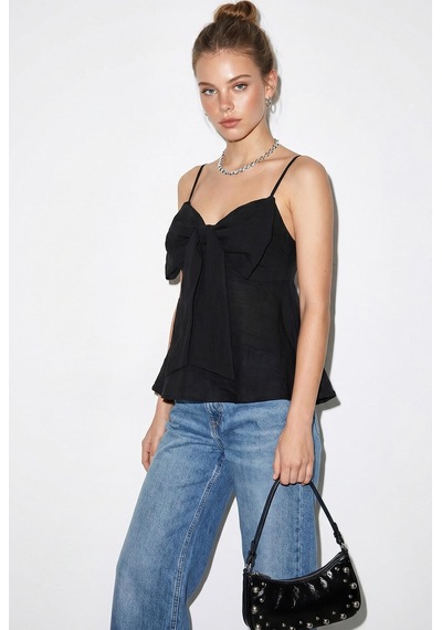 Shade Kadın V Yaka Fiyonk Detaylı İnce Askılı Sırtı Gipe Detaylı Bluz 20194 60286267 - Siyah Shade Kadın V Yaka Fiyonk Detaylı İnce Askılı Sırtı Gipe Detaylı Bluz 20194 60286267 - Siyah