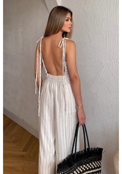 Dikey Çizgili Büyük Yan Cepli Bağlama Tasarım Keten Geniş Paça Uzun Pantolonlu Sırt Dekolte Tulum Ekru Dikey Çizgili Büyük Yan Cepli Bağlama Tasarım Keten Geniş Paça Uzun Pantolonlu Sırt Dekolte Tulum Ekru