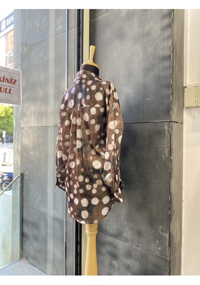 Pera Moda Oversize Kalıp Batik Desenli Puantiyeli Saten Gömlek Kahve