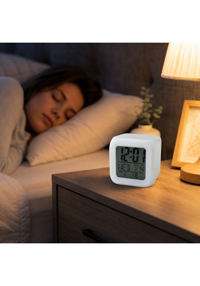 Renk Değiştiren Led Dijital Masa Saati Alarm, Termometre Ve Takvim Özellikli Akıllı Saat Beyaz