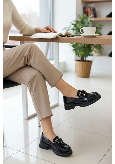 Enoch Kadın Rugan Dokulu Zincir Detaylı Maskülen Comfort Loafer Siyah-29034
