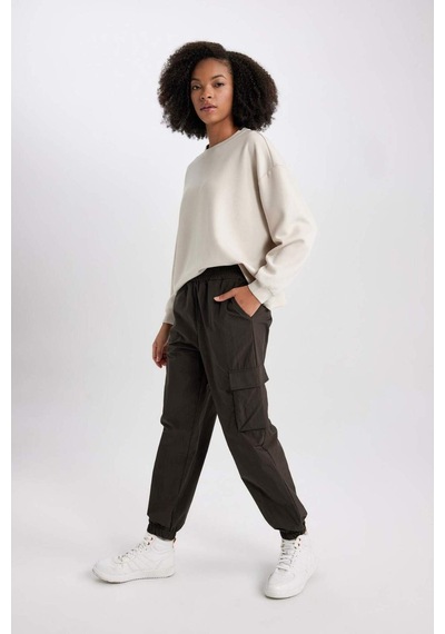 DeFacto Fit Standart Fit Basic Düz Sporcu Paraşüt Pantolon C0373AX23WNBN573 DeFacto Fit Standart Fit Basic Düz Sporcu Paraşüt Pantolon C0373AX23WNBN573