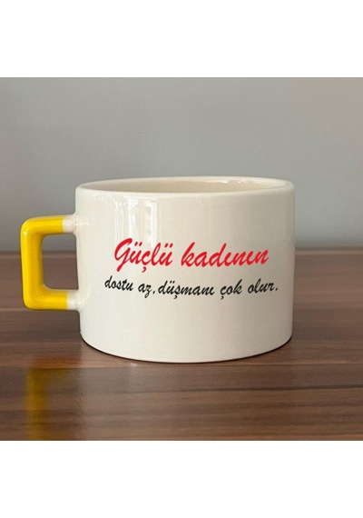 Güçlü Kadının Dostu Az, Düşmanı Çok Olur Baskılı Kadınlar Günü Sarı Kulplu C Fincan