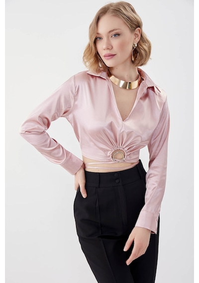 Vitrin Bel Kısmı Detaylı Crop Saten Bluz Pudra