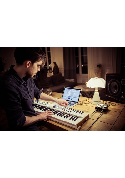 Arturia Keylab Essential 61 Mk3 Müzik Prodüksiyonu İçin Mıdı Kontrolcü, Kapsamlı Yazılım Paketi, 61-tuş, 9 Encoder, 9 Fader, 1 Modülasyon Tekerleği, 1 Pitch Bend Tekerleği, 8 Pad - Beyaz