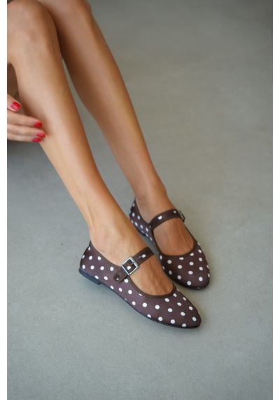 Selin Shoes Celeste Puantiye Desen Düz Taban Ayarlanabilir Toka Detay Kadın Babet- Kahverengi Selin Shoes Celeste Puantiye Desen Düz Taban Ayarlanabilir Toka Detay Kadın Babet- Kahverengi