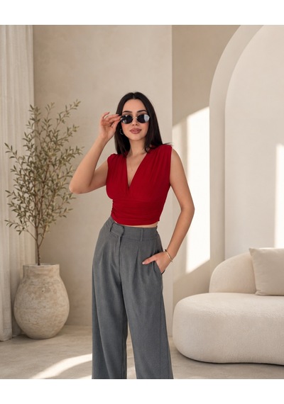 İkales Vatkalı Kolsuz V Yaka Drapeli Crop Bluz Likralı Fit Kırmızı