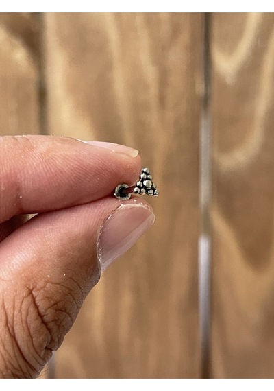 Cerrahi Çelik Tragus Helix Kıkırdak Conch Minimal Toplu Üçgen Detay Piercing Zümrüt yeşili