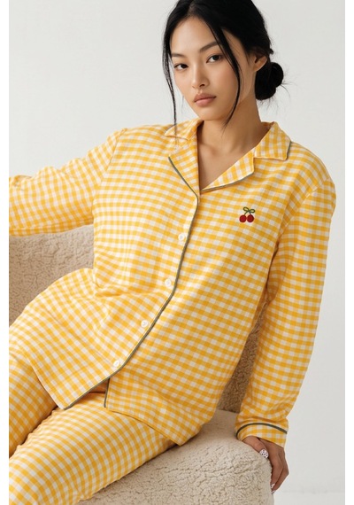 Siyah İnci Ekose Desenli Nakışlı Yumuşak Tuşe Kışlık Düğmeli Örme Pijama Takımı 8080 Sarı Ekose Siyah İnci Ekose Desenli Nakışlı Yumuşak Tuşe Kışlık Düğmeli Örme Pijama Takımı 8080 Sarı Ekose