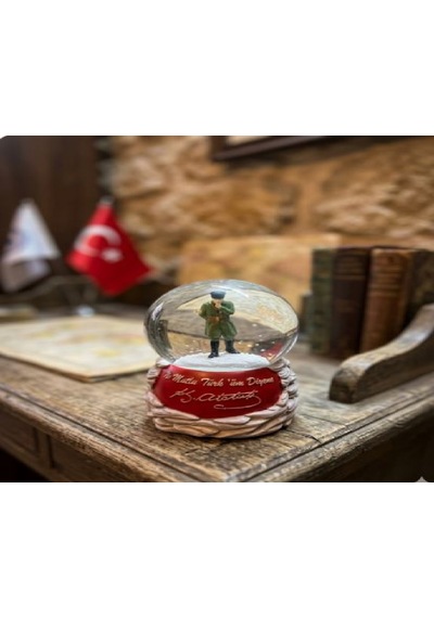 Zamanı Durduran Büyü: Atatürk Temalı Ve Popüler Figürlü 4'lü Kar Küresi Seti 001