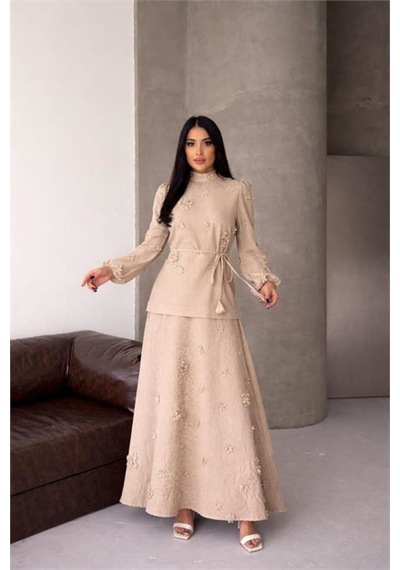 Neşeli Butik Kadın Bej Keten Kumaş Çiçek Aplikeli Hakim Yaka Etekli Takım Nbms2629