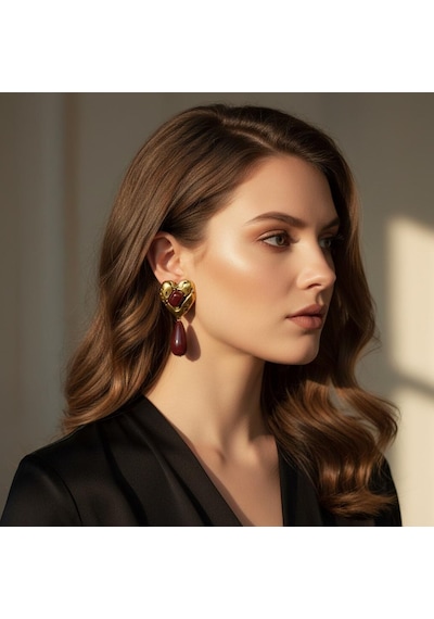 Kadın Gold Renk Kalp Formlu Bordo Taşlı Sallantılı Küpe Çok Renkli