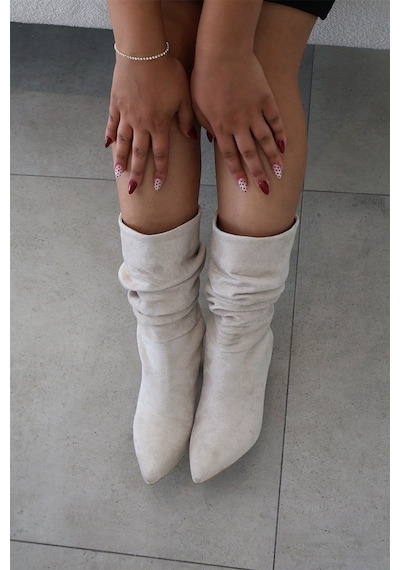 Asmi Shoes Kadın Gina Krem Süet Körüklü 6 Cm Topuklu Sivri Burun İnce Topuk Yarım Boy Çizme Asmi Shoes Kadın Gina Krem Süet Körüklü 6 Cm Topuklu Sivri Burun İnce Topuk Yarım Boy Çizme