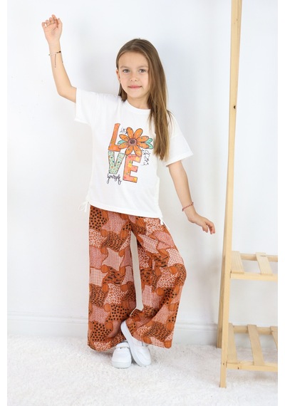Fesshera Kız Çocuk Love Yourself Baskılı Tişört Ve Geometrik Etnik Desenli Geniş Paça Pantolon Takımı Kahverengi Fesshera Kız Çocuk Love Yourself Baskılı Tişört Ve Geometrik Etnik Desenli Geniş Paça Pantolon Takımı Kahverengi