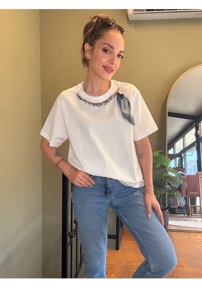 Ali Butik Beyaz Yakası Fular Detaylı Tişört