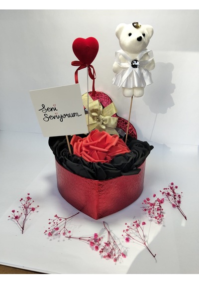 Seni Seviyorum Yazılı Ayıcıklı Kalp Kutu Gül Aranjmanı Sevgiliye Romantik Hediye Kırmızı Siyah