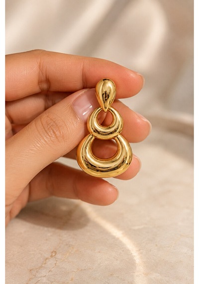 Gold Kaplama Geometrik Sallantılı Küpe Parlak Yüzeyli Modern Tasa Çok Renkli