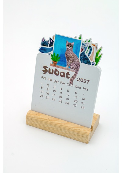 Ahşap Standlı Özel Kesim Kedi Tasarımlı 2027 Masaüstü Takvimi 8,5x12 Cm Çok Renkli