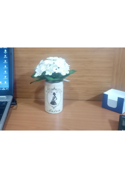Vazoda Beyaz Yapay Çiçek Dekoratif Madam Desenli Vazo Dahil 7 x 7 x 16 CM
