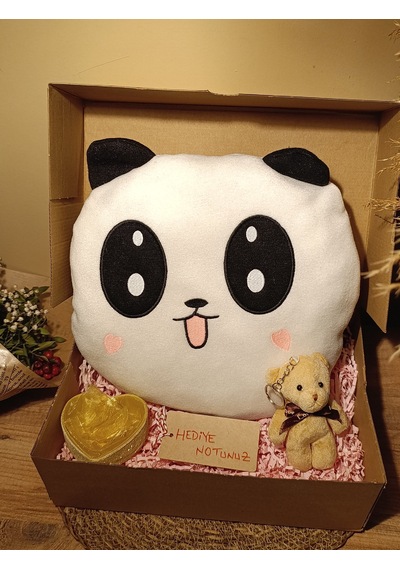 Kutulu Hediye Seti / Panda Yastık 35cm, Ayıcık Anahtarlık Ve Kalp Şeklinde Tüllü Kutu