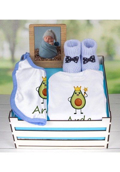 Ahşap Sandıkta Kişiye Özel Zıbın Önlük Fotoğraf Çerçevesi Ve Patik Bebek Hediye Seti, 109398