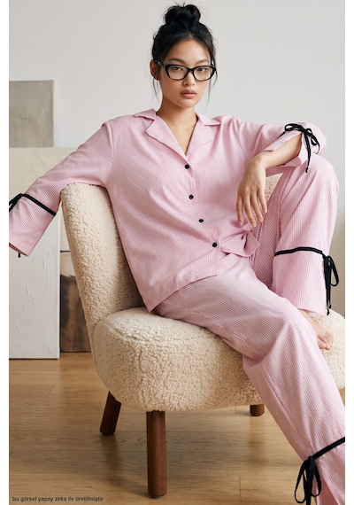 Siyah İnci Desenli Biye Yırtmaç Detaylı Yumuşak Tuşe Kışlık Düğmeli Örme Pijama Takımı 8079 Pembe Beyaz Çizgi