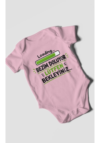 Morivokids Bezim Doluyor Lütfen Bekleyiniz Kısa Kollu Bebek Body %100 Pamuk Koyu Pembe