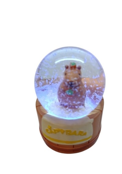 Capybara Figürlü 7cmx5cm Ebat Pilli Işıklı Dekoratif Kar Küre 7cm X 5cm