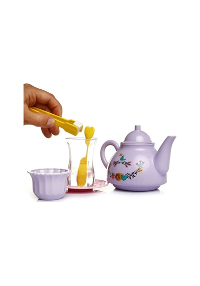 Kutulu Çay Vakti Ince Belli Bardaklarla