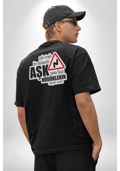 Çok Virajlı Bir Otabandır Aşk, Ama Bazı Hödüklerin Ehliyeti Vardır Yazılı Pamuklu Kadın Erkek Oversize Sırt Dijital Baskılı Siyah T-shirt Siyah