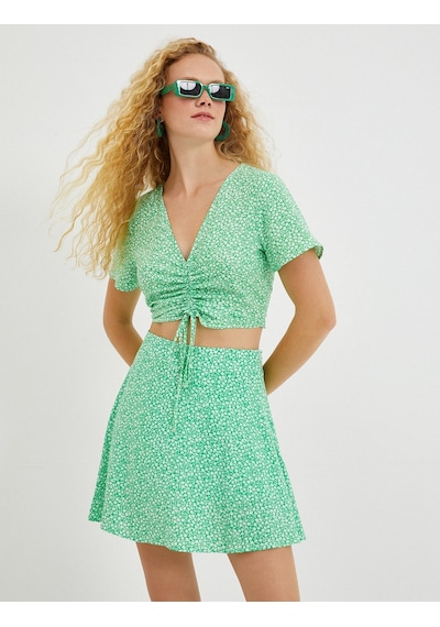 Koton Crop Bluz V Yaka Büzgülü Yeşil Desenli 2sak60235pw 2SAK60235PW01B Yeşil