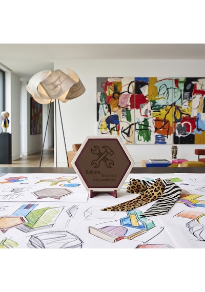 Modern "evimizin Baş Tamircisi" Baba Temalı Masaüstü Dekoru, Babanız İçin Özel, Esprili Ve Şık Bir Hediye Tasarımı 10x10 Cm, Açık Kahve