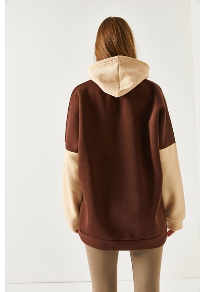 Armonika Kadın Kahve Şardonlu Önü Yazılı İki Renk Kapüşonlu Oversize Sweatshirt Arm-22y024083 Armonika Kadın Kahve Şardonlu Önü Yazılı İki Renk Kapüşonlu Oversize Sweatshirt Arm-22y024083