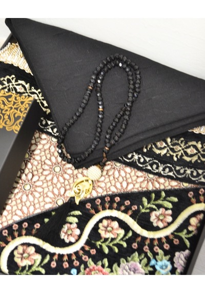 Çeyizlik Hediyelik Seccade Eşarp Tesbih Set Kadife Astarlı Seccade, Eşarp, Kristal Tesbih Kutulu Lüks Hediye Seti Siyah Çeyizlik Hediyelik Seccade Eşarp Tesbih Set Kadife Astarlı Seccade, Eşarp, Kristal Tesbih Kutulu Lüks Hediye Seti Siyah