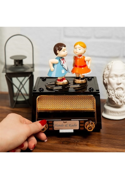 Kişiye Özel Radyo Görünümlü Öpüşen Çift Müzik Kutusu 12008
