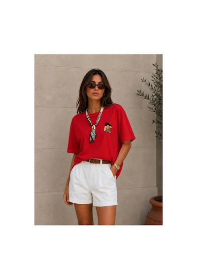 Bisou Nakışlı Kendinden Fular Detaylı Gold Aksesuarlı Premium Regular Fit Kısa Kollu Bluz- Tshirt Kırmızı Bisou Nakışlı Kendinden Fular Detaylı Gold Aksesuarlı Premium Regular Fit Kısa Kollu Bluz- Tshirt Kırmızı